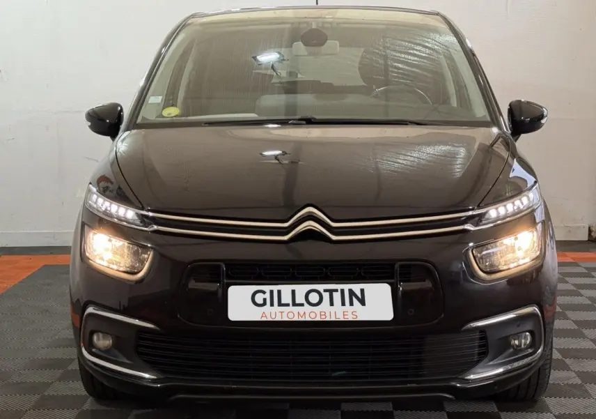 Vue frontale d'une Citroën C4 Spacetourer noire avec feux allumés et logo double chevron visible sur la calandre.