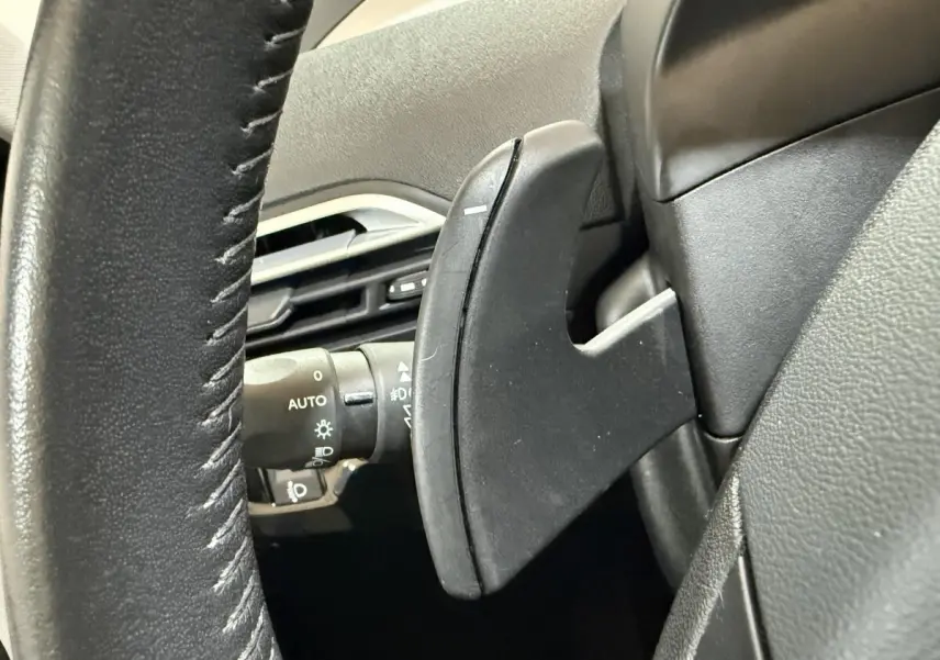 Gros plan sur la palette de changement de vitesse noire derrière le volant cuir du Citroën C4 Spacetourer 2020.