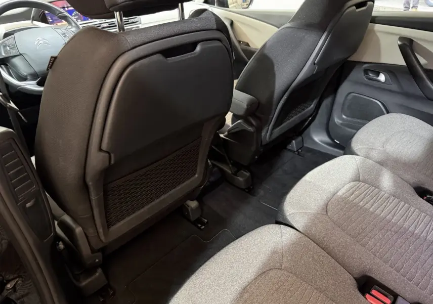 Vue intérieure arrière côté droit du Citroën C4 Spacetourer 2020, sièges tissu gris et tableau de bord visible.