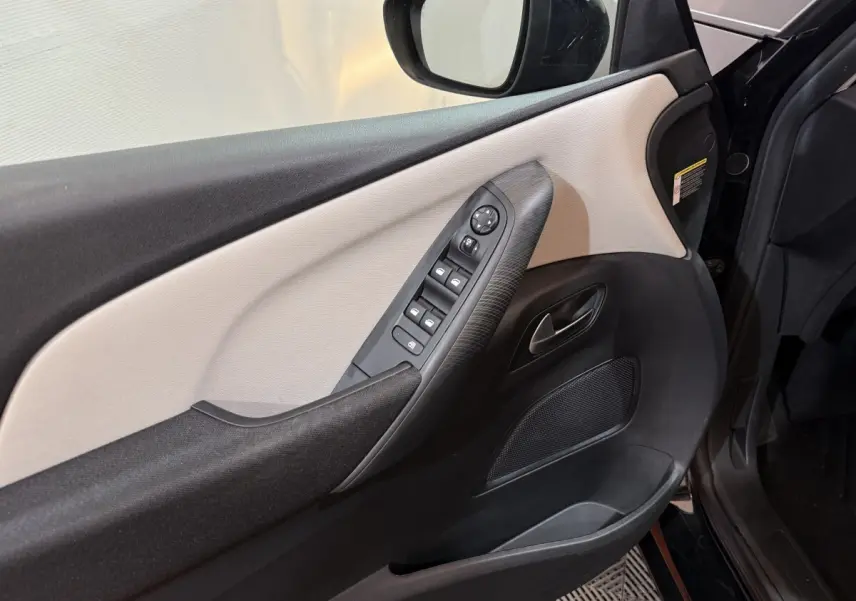 Vue intérieure côté conducteur de la porte noire et beige avec commandes électriques des vitres et rétroviseurs du Citroën C4 Spacetourer.