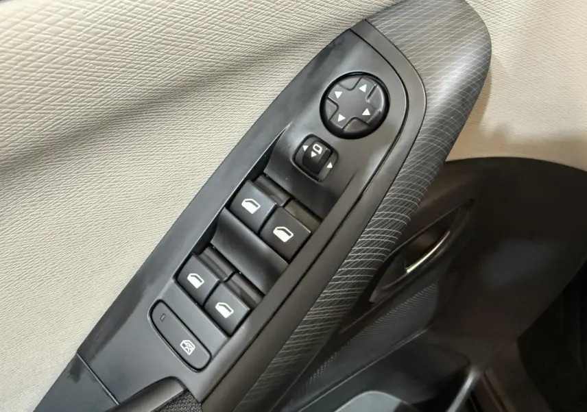 Détail des commandes de lève-vitres et réglage des rétroviseurs sur la porte intérieure côté conducteur du Citroën C4 Spacetourer noir.