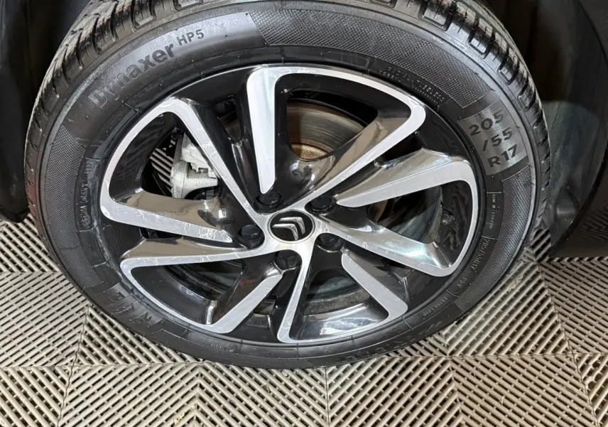 Gros plan sur la jante alliage bicolore noire et argentée d'une Citroën C4 Spacetourer noire, pneu Dynaxer HP5 visible.