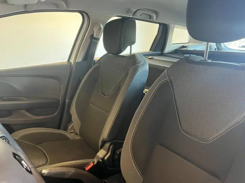 Vue intérieure sur les sièges avant en tissu noir/gris de la Renault Clio Estate 2019, version Business.