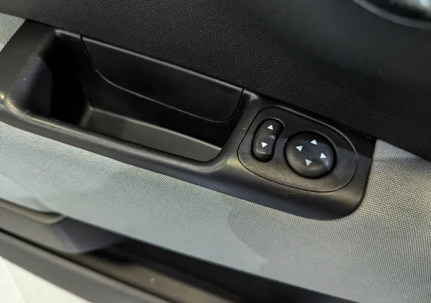 Commande électrique des rétroviseurs sur la porte côté gauche d'une Fiat 500 Blanc Bossanova 2018 finition Popstar.