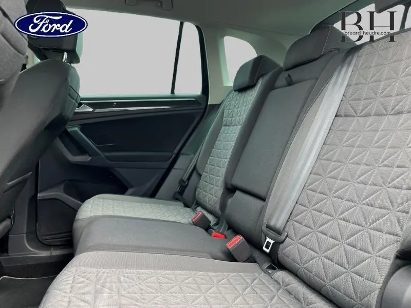 Vue intérieure du siège arrière droit du Volkswagen Tiguan 1.4 eHybrid 2022 avec tissu gris à motif géométrique.