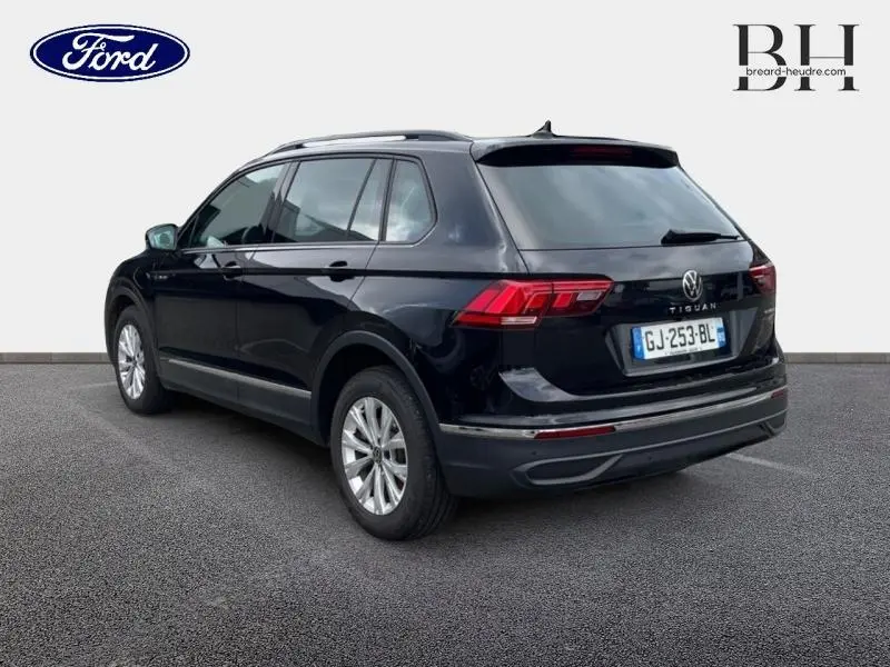 Volkswagen Tiguan 1.4 eHybrid noir intense nacré, vue 3/4 arrière droit avec feux LED et jantes alu.