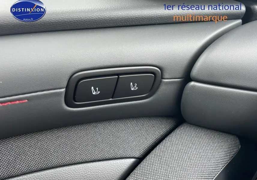 Boutons de mémorisation des sièges sur la portière intérieure en cuir noir du Hyundai Tucson gris ecotronique 2025.