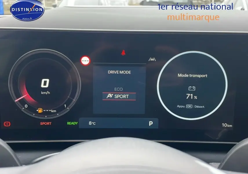 Tableau de bord digital du Hyundai Tucson 2025 affichant mode Sport et batterie à 71%, vue frontale depuis le volant.