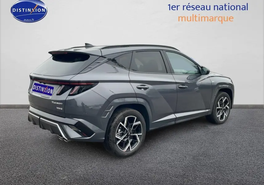 Vue 3/4 arrière droite du Hyundai Tucson gris écotronique avec jantes alliage 19 pouces et feux arrière LED distinctifs.