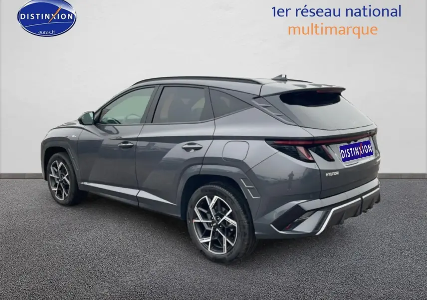 Vue 3/4 arrière droite du Hyundai Tucson gris écotronique avec jantes alliage 19 pouces et détails N Line.