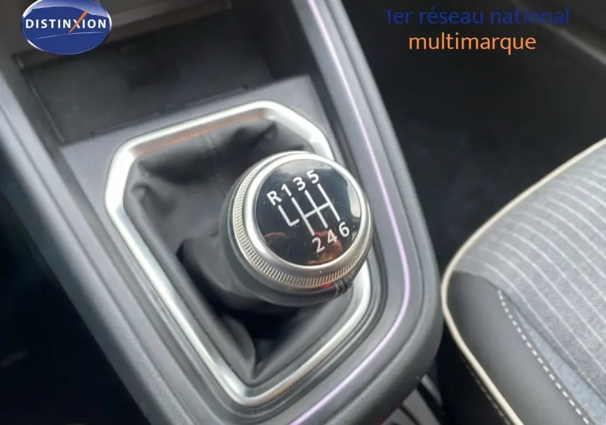 Le levier de vitesses manuel de la Renault Clio 2025, vue rapprochée de la console centrale intérieure.