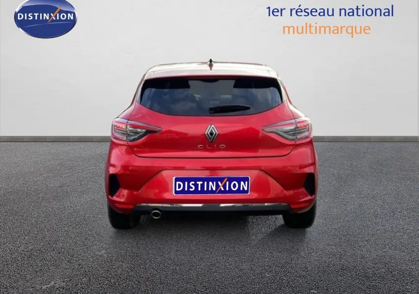 Vue arrière d'une Renault Clio rouge Désir Métal, avec feux arrière modernes et logo centré sur le hayon.