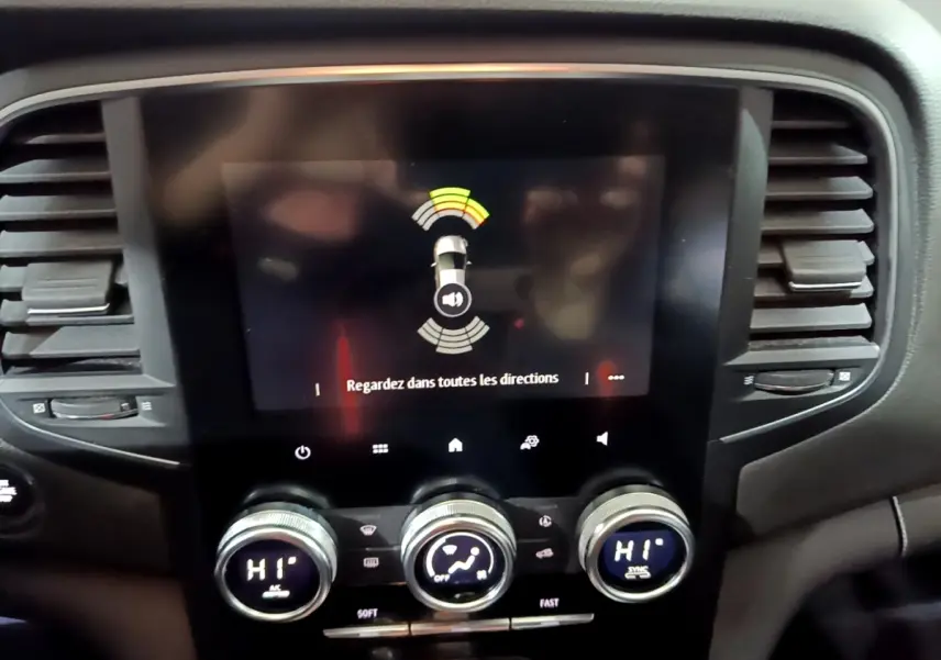 Vue rapprochée du tableau de bord et écran tactile central de la Renault Mégane Business Blue dCi 115 gris clair.