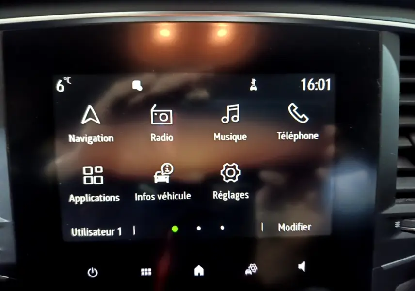 Écran tactile central de 7 pouces affichant navigation, radio, musique et téléphone dans Renault Mégane gris clair.