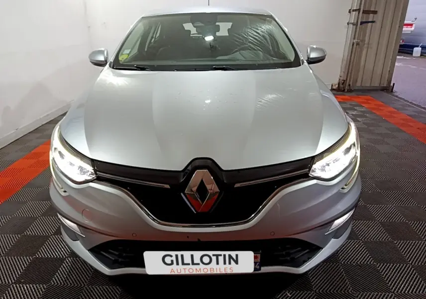 Vue avant d'une Renault Mégane Business Blue dCi 115 EDC gris clair avec phares LED allumés dans un garage.
