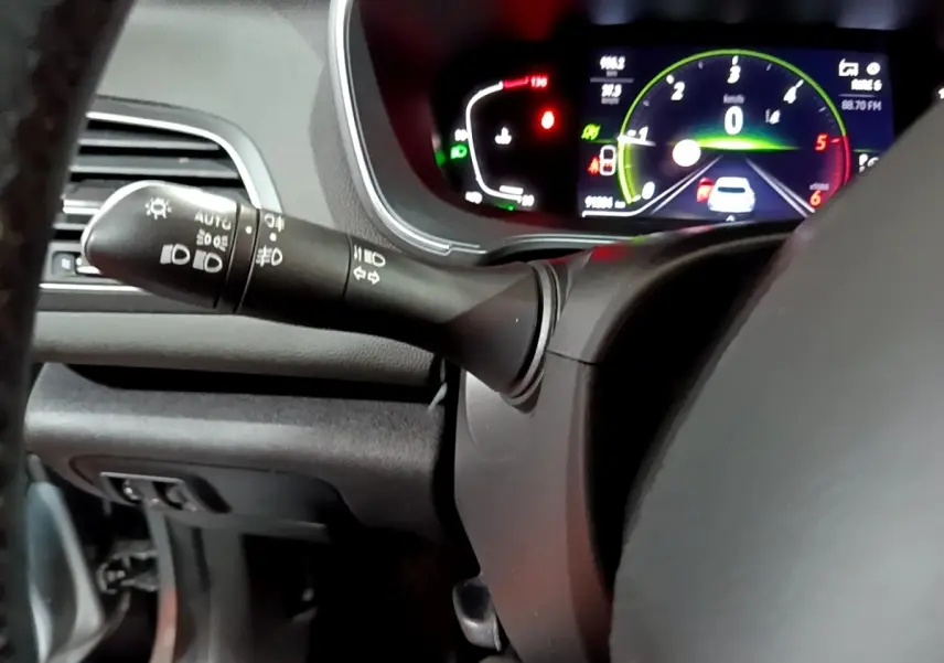 Vue rapprochée du tableau de bord et du volant noir de la Renault Mégane Business Blue dCi 115 EDC avec affichage numérique coloré.