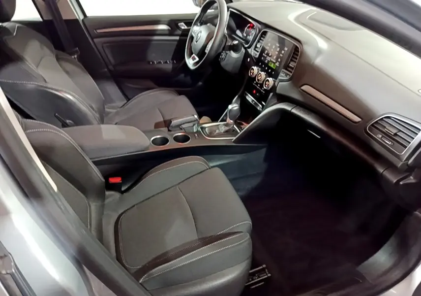 Intérieur de Renault Mégane Business Blue dCi 115 EDC 2021 vu côté conducteur, sièges noirs et écran tactile central.