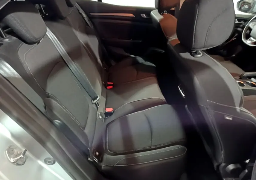 Vue intérieure côté gauche montrant la banquette arrière noire et les sièges avant d'une Renault Mégane gris clair 2021.