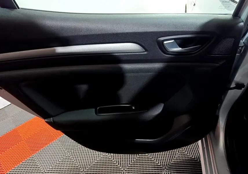 Vue intérieure de la porte arrière droite noire d'une Renault Mégane Business Blue dCi 115 EDC gris clair.
