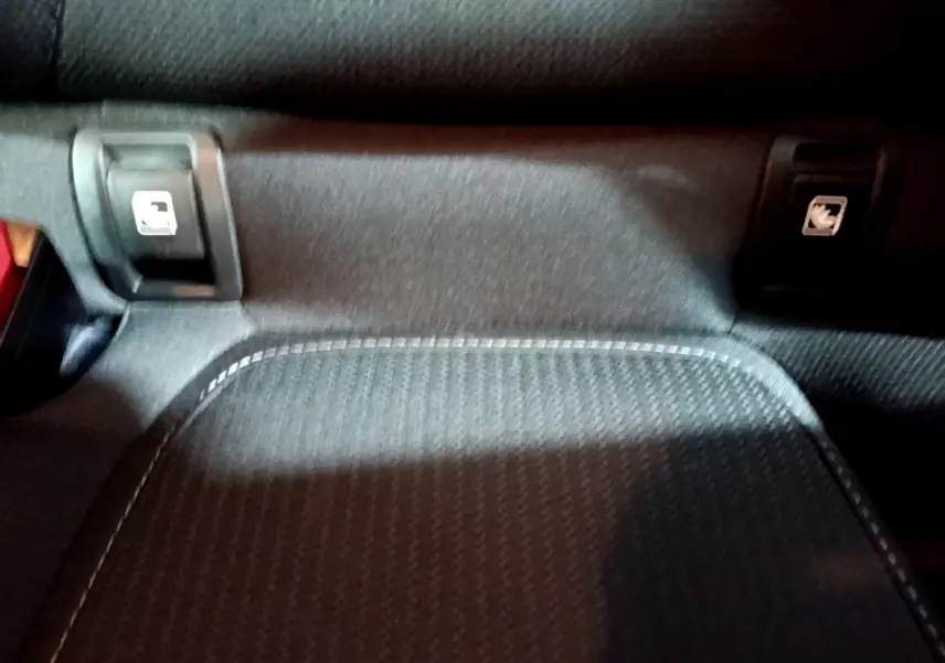 Détail de la banquette arrière noire de la Renault Mégane Business Blue dCi 115 EDC avec fixations Isofix visibles.