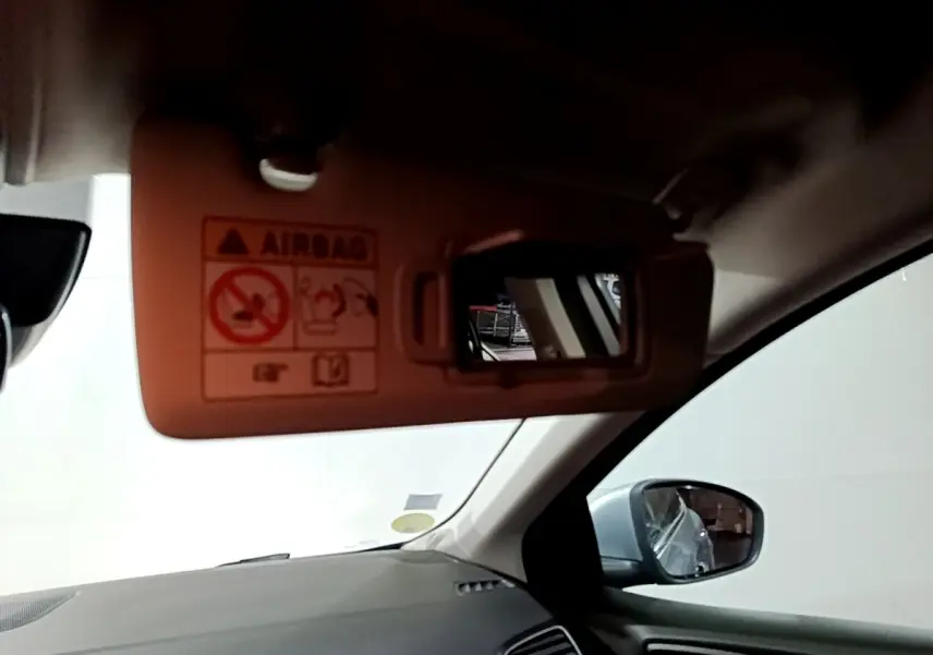 Intérieur de Renault Mégane Business Blue dCi 115 2021, vue côté passager avec pare-soleil beige et rétroviseur extérieur gris.