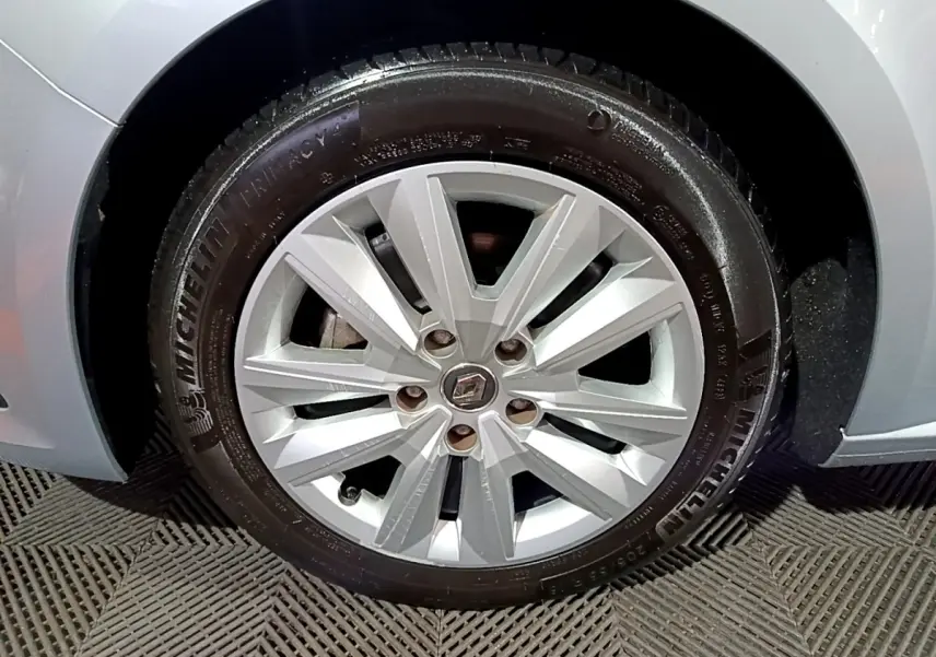 Gros plan sur la roue avant droite gris clair de la Renault Mégane Business Blue dCi 115 EDC avec jante alliage et pneu Michelin.