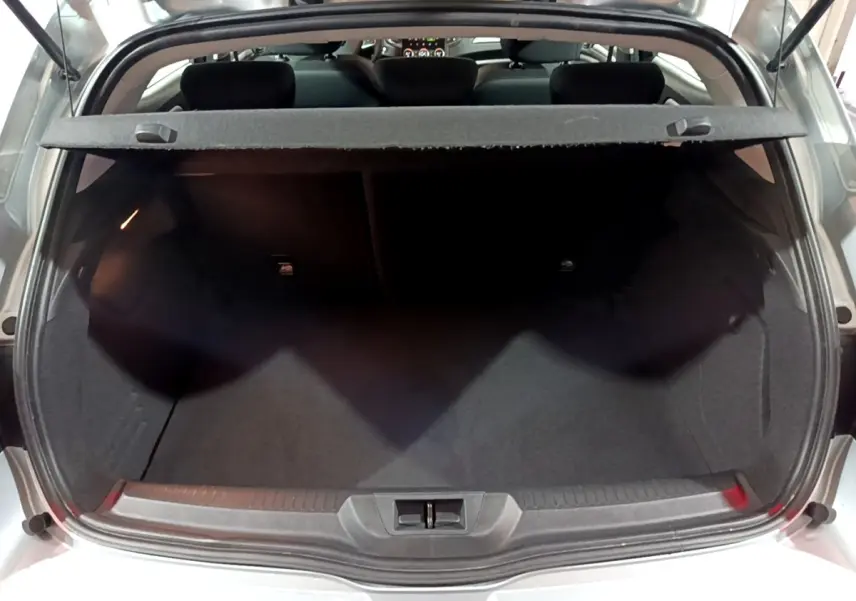 Coffre ouvert vu de l’arrière d’une Renault Mégane Business Blue dCi 115 EDC gris clair, intérieur noir.