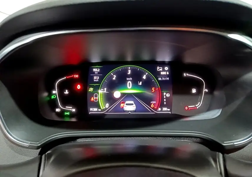 Tableau de bord numérique de Renault Mégane Business Blue dCi 115 EDC 2021 avec affichage multifonctions coloré.