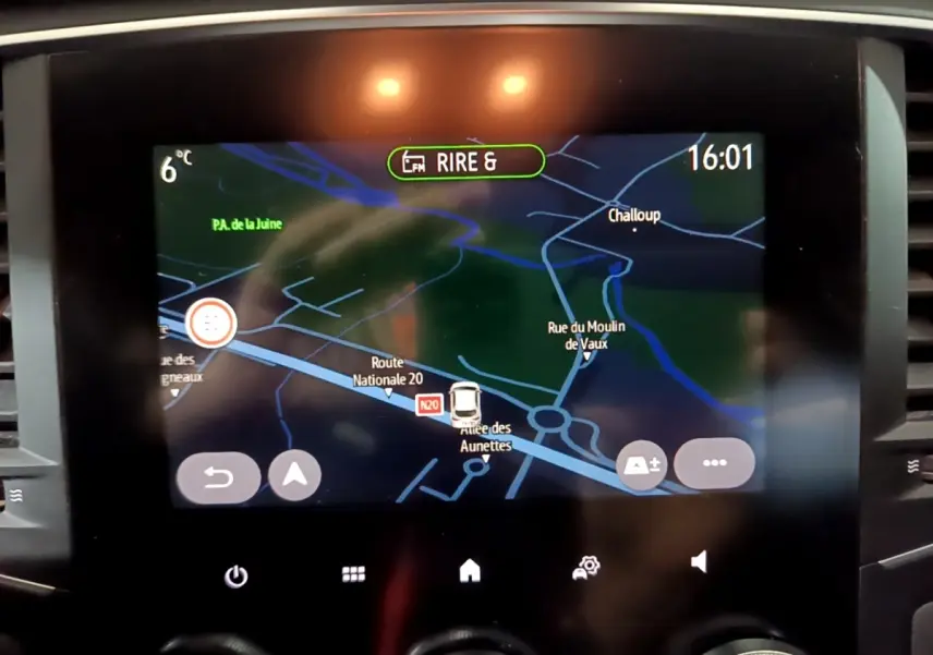 Écran tactile central de navigation 7 pouces de la Renault Mégane Business Blue dCi 115, affichage carte en couleur.