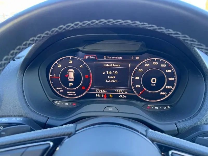 Vue rapprochée du tableau de bord numérique de l'Audi Q2 30 TDI 2024, affichant la vitesse et les informations de conduite.