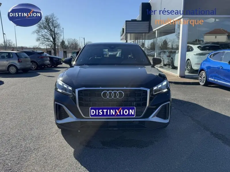 Audi Q2 30 TDI S line noir Mythic métallisé vue de face, calandre hexagonale et phares LED distinctifs visibles.