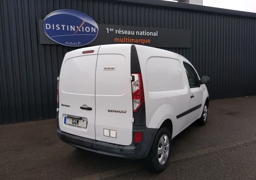 Renault Kangoo blanc en 3/4 arrière droit, utilitaire compact avec portes arrière battantes et feux verticaux.