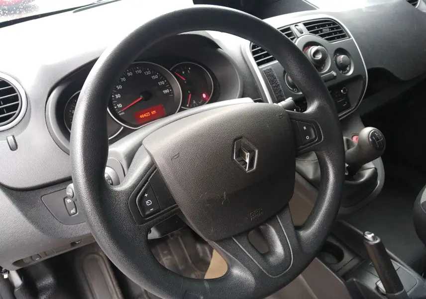Intérieur du Renault Kangoo blanc 2019, vue rapprochée du volant multifonction et levier de vitesse manuel.