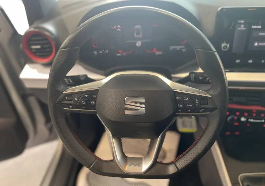 Volant sport cuir multifonction avec logo SEAT et insert FR, vue frontale du poste de conduite du SEAT Arona 2024.
