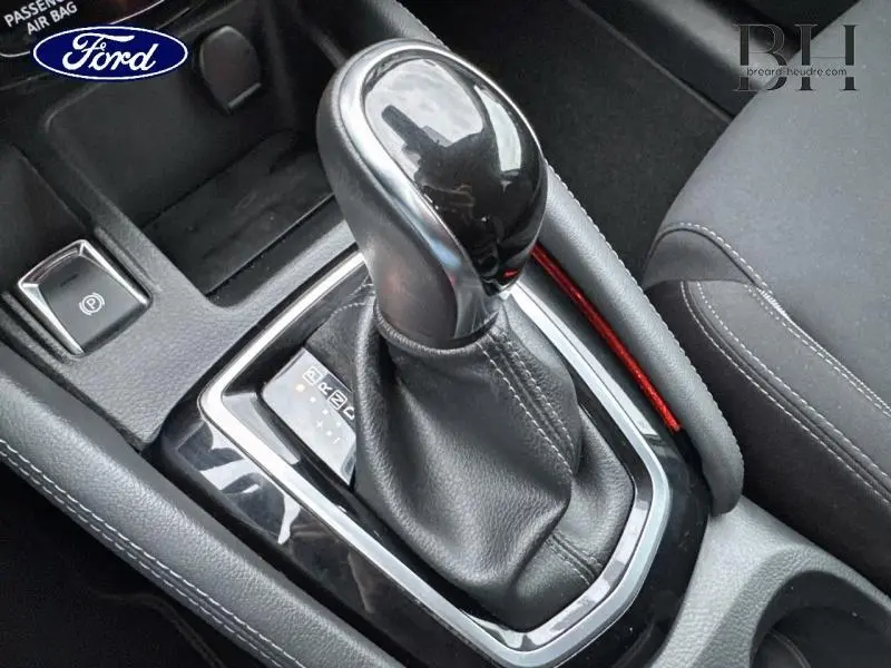 Levier de vitesses automatique noir et cuir dans l'habitacle du Nissan Qashqai gris Squale, vue rapprochée côté droit.