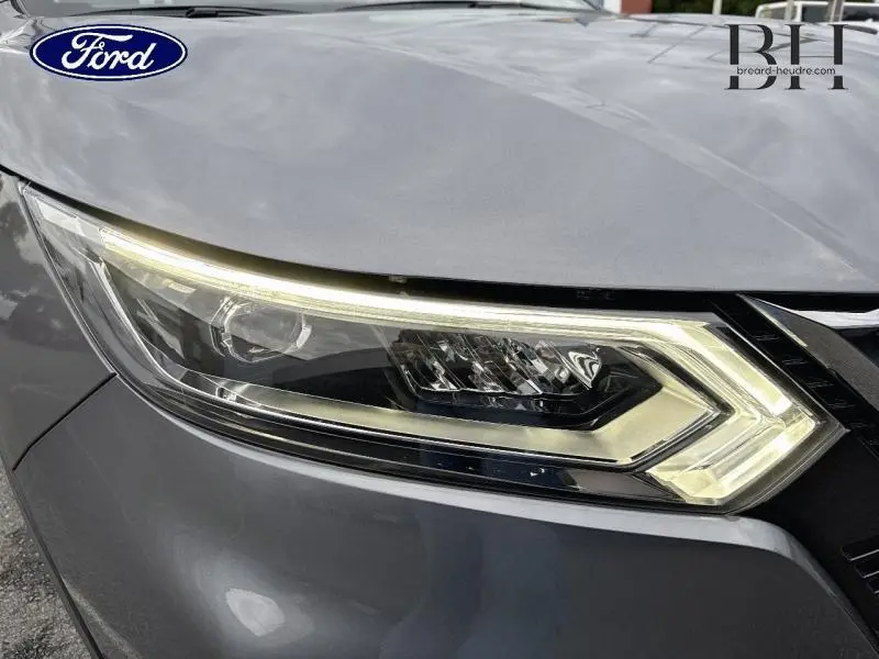 Gros plan sur le phare avant droit gris Squale du Nissan Qashqai 1.6 dCi 130ch Drive Edition Xtronic 2018.