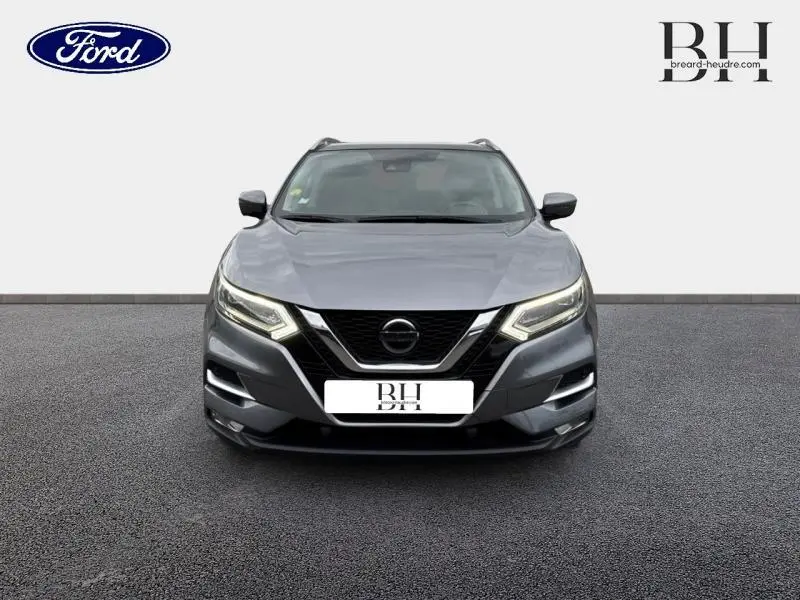 Vue de face du Nissan Qashqai gris Squale 2018 avec phares LED allumés et calandre noire distinctive.