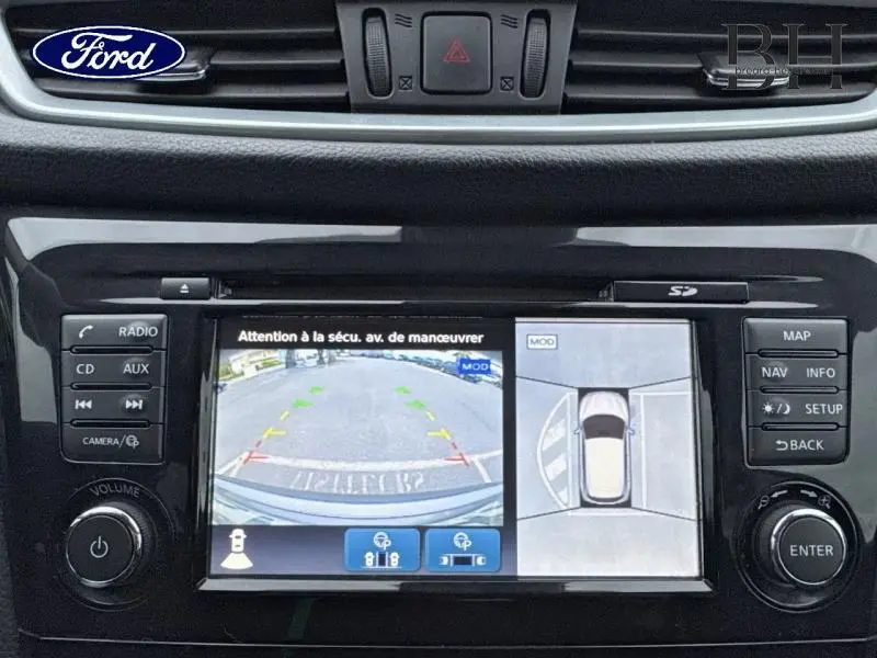 Écran tactile du système multimédia Nissan Qashqai 2018 montrant la caméra de recul et la vue panoramique 360°