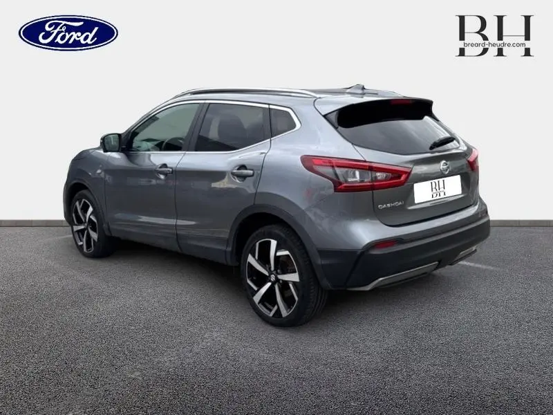 Nissan Qashqai gris Squale en 3/4 arrière droit, avec jantes alliage et vitres arrière teintées.