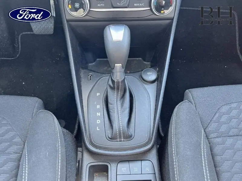 Gros plan sur le levier de vitesses automatique entouré de sièges tissu noir Kasbah dans une Ford Fiesta Bleu Azur 2022.
