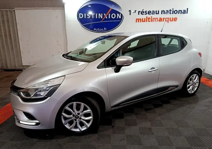 Renault Clio Business gris clair vue de profil droit en intérieur, avec jantes alliage et feux avant visibles.