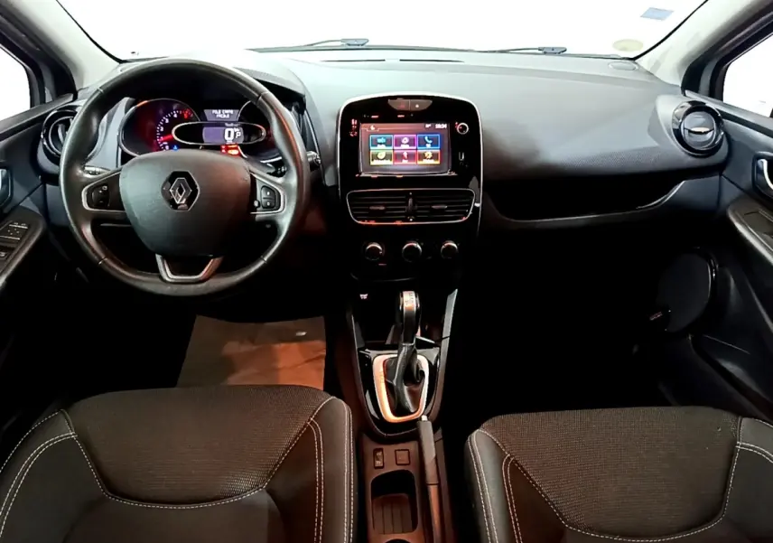 Vue intérieure frontale du tableau de bord et volant cuir noir d'une Renault Clio Business dCi 90 EDC 2018.