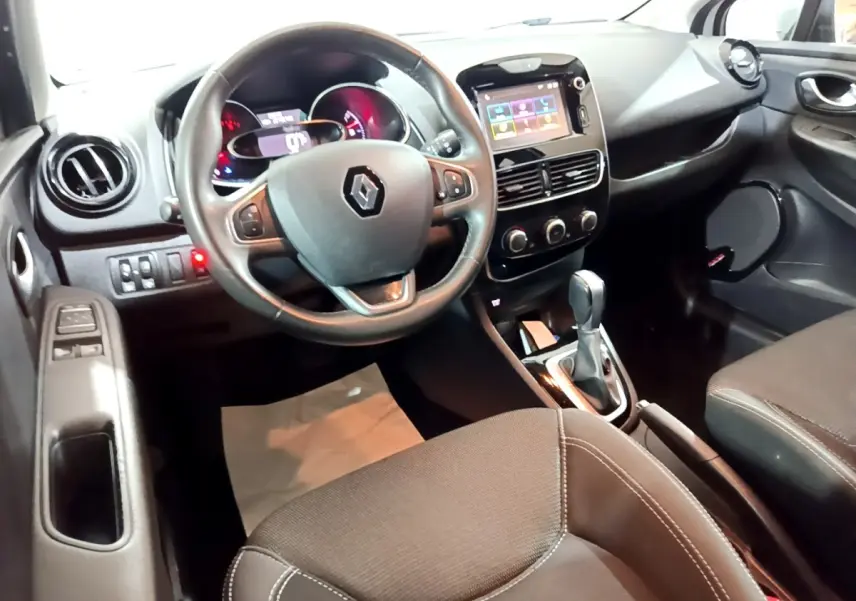 Vue intérieure côté conducteur de la Renault Clio Business 2018 avec volant cuir multifonctions et écran tactile central.