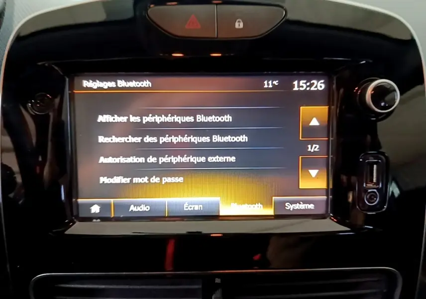 Écran tactile central de la Renault Clio Business 2018 affichant les réglages Bluetooth, entouré de la console noire brillante.