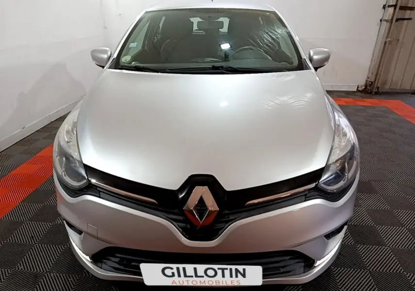 Vue avant d'une Renault Clio Business gris clair, avec logo Renault bien visible sur la calandre noire.
