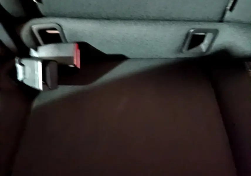 Détail de la banquette arrière noire de la Renault Clio Business dCi 90 EDC 2018 avec boucle de ceinture visible.