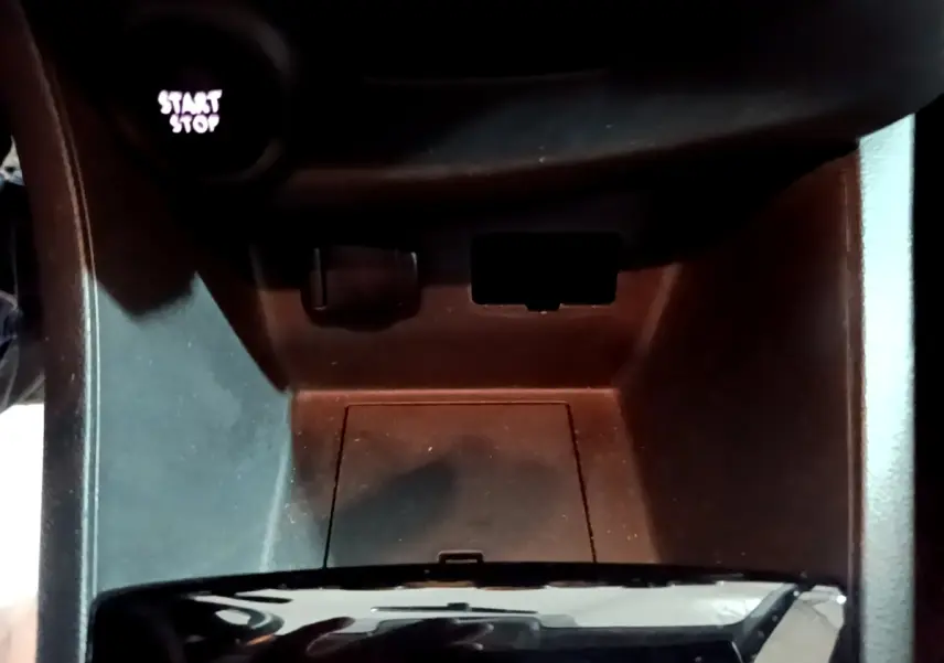 Gros plan sur la console centrale de la Renault Clio Business 2018, bouton Start/Stop visible en haut à gauche.