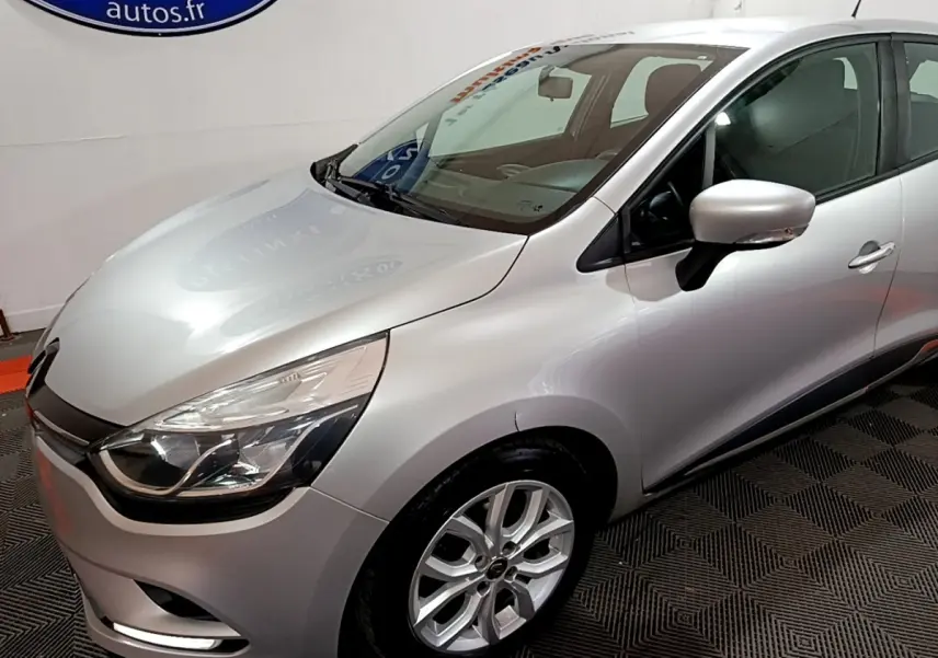 Renault Clio Business gris clair vue 3/4 avant droit, avec phares halogènes et jantes alliage visibles.