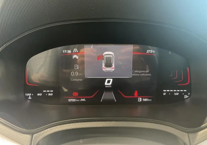Combiné d'instruments digital du SEAT Arona 2024 affichant vitesse, consommation et alertes en vue frontale.
