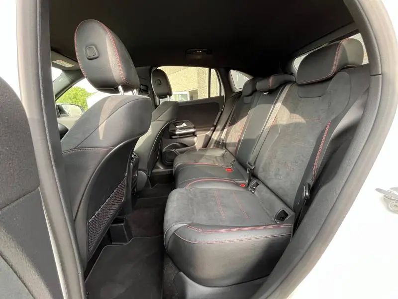 Vue intérieure côté droit des sièges arrière en cuir noir avec surpiqûres rouges du Mercedes GLA 200 AMG Line blanc polaire 2022